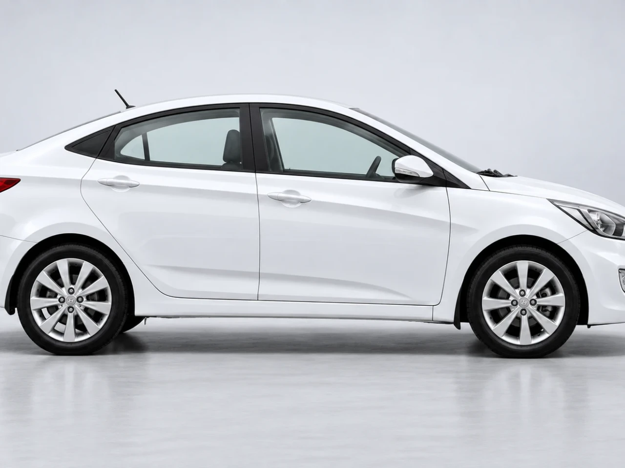Hyundai Accent Blue Otomatik yan görünüm